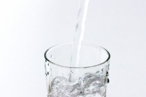 薄毛リスクを低減させる！日常の水摂取の重要性